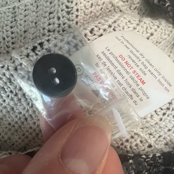 Iisli sequined 2 button cardigan 3/4 sleeve nwot extra button attached size 10 - Picture 12 of 16